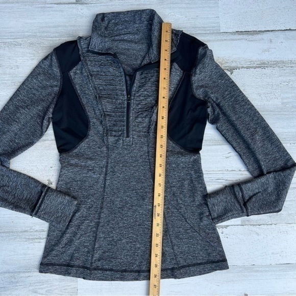 Lululemon Run Your Heart Out Size 8 Gray‎ Sweater w Thumbholes Activewear Yoga - Picture 15 of 15